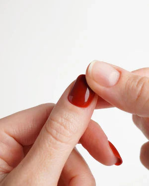 Comment poser des press on nails : Les étapes de pose d'une manucure sans UV et sans ponçage