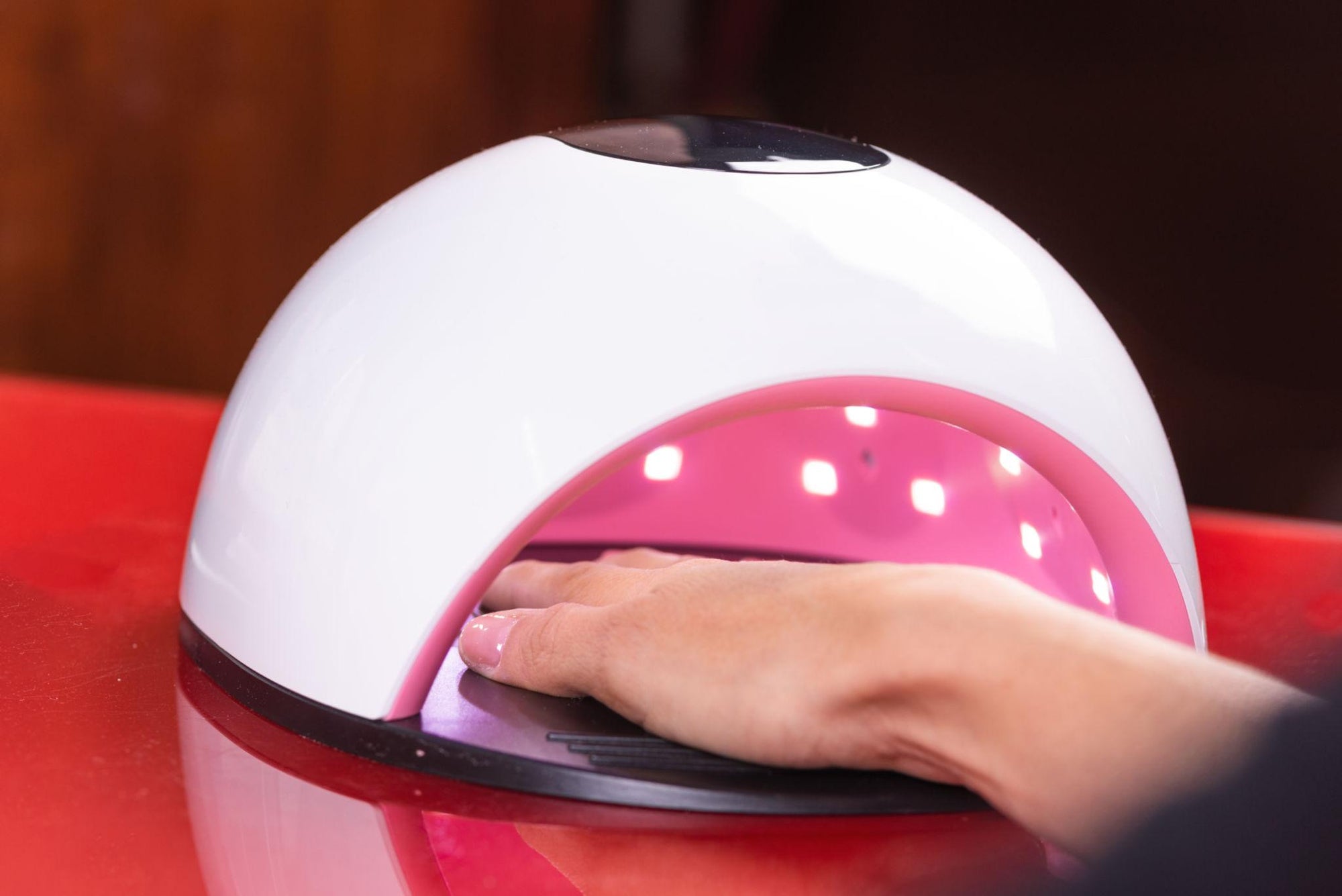Press on nails vs semi permanent : quelle manucure choisir pour préserver ses ongles ?