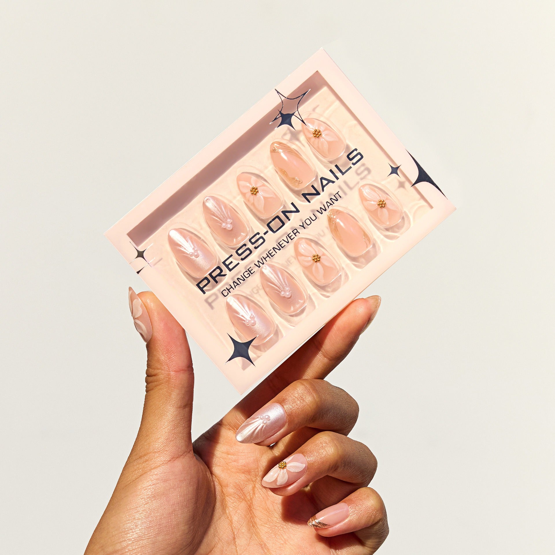 ongles printemps press on nails baby boomer floral nude rosé nail art printemps manucure chic réutilisable sans UV