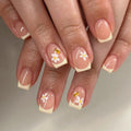 faux ongles carré court french manucure fleurs sur ongles abeille ongles printemps popnails