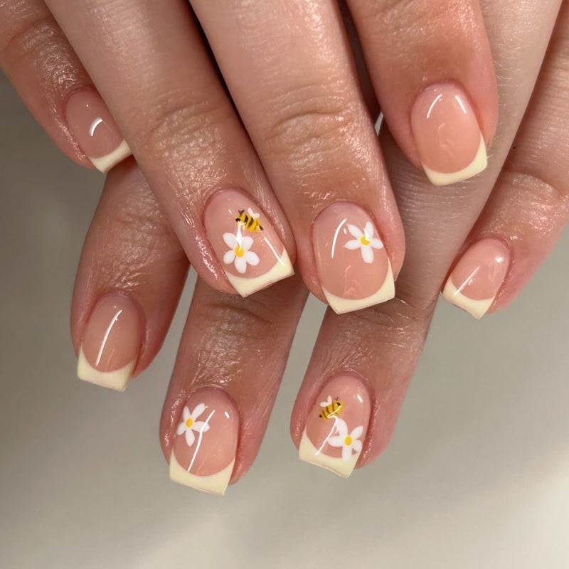 faux ongles carré court french manucure fleurs sur ongles abeille ongles printemps popnails