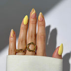 faux ongles jaune pastel nail art swirl paillettes manucure printemps popnails