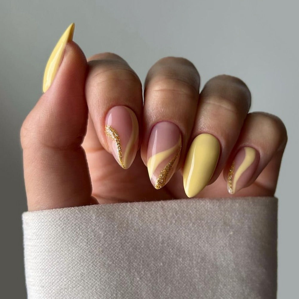 faux ongles jaune pastel nail art swirl paillettes manucure printemps popnails