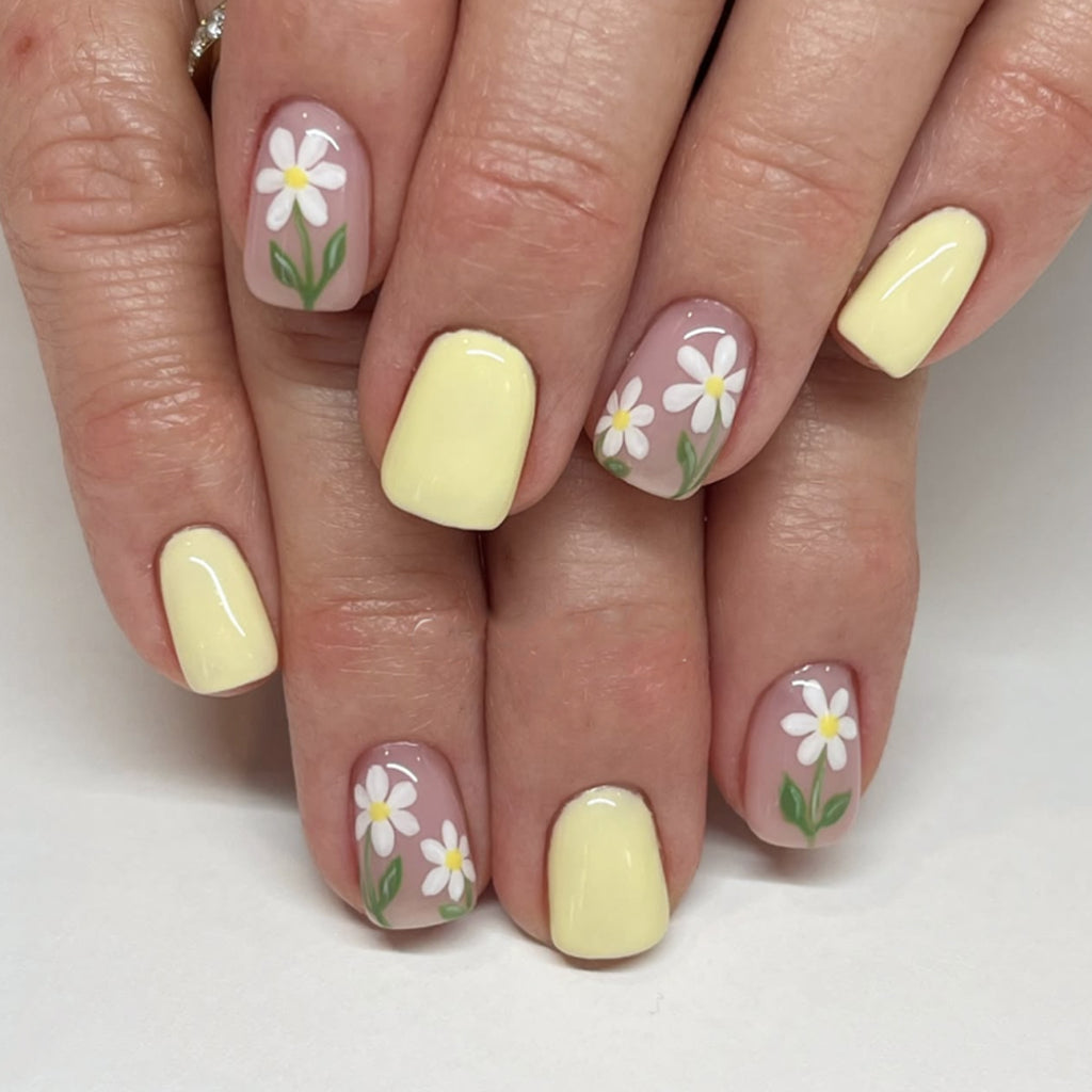 faux ongles jaune pastel fleurs sur ongles ongles carré court printemps popnails