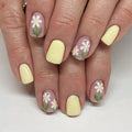 faux ongles jaune pastel fleurs sur ongles ongles carré court printemps popnails
