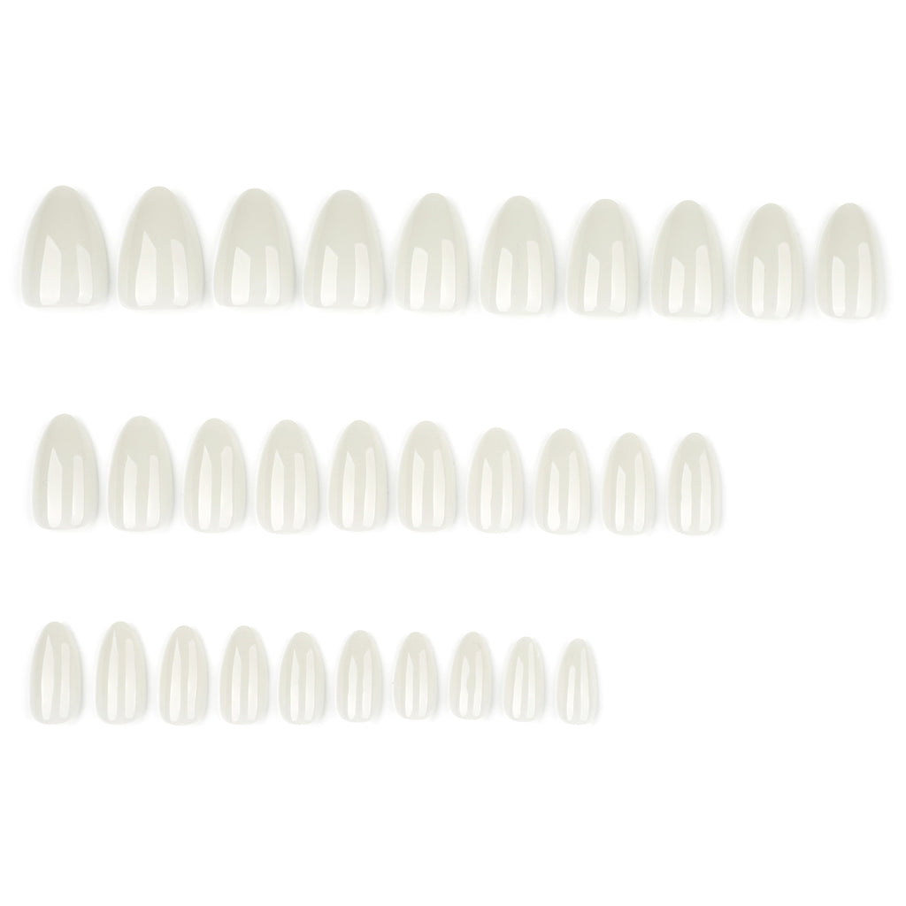 Press on nails blanc laiteux forme ongles amande courts manucure naturelle effet clean nails