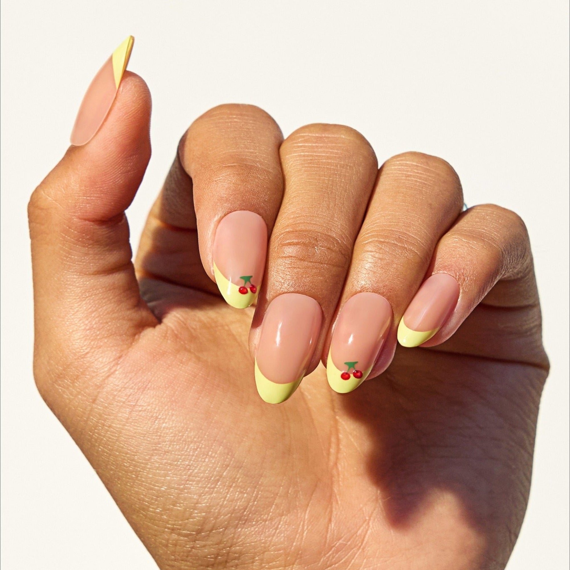 faux ongles nude peche french jaune pastel nail art cerise manucure printemps popnails