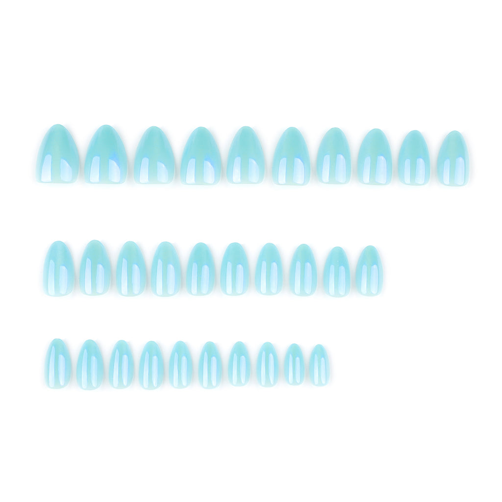 faux ongles press on nails turquoise irisé ongles amande nail art printemps tendance inspiré tendances 2025 réutilisable sans UV
