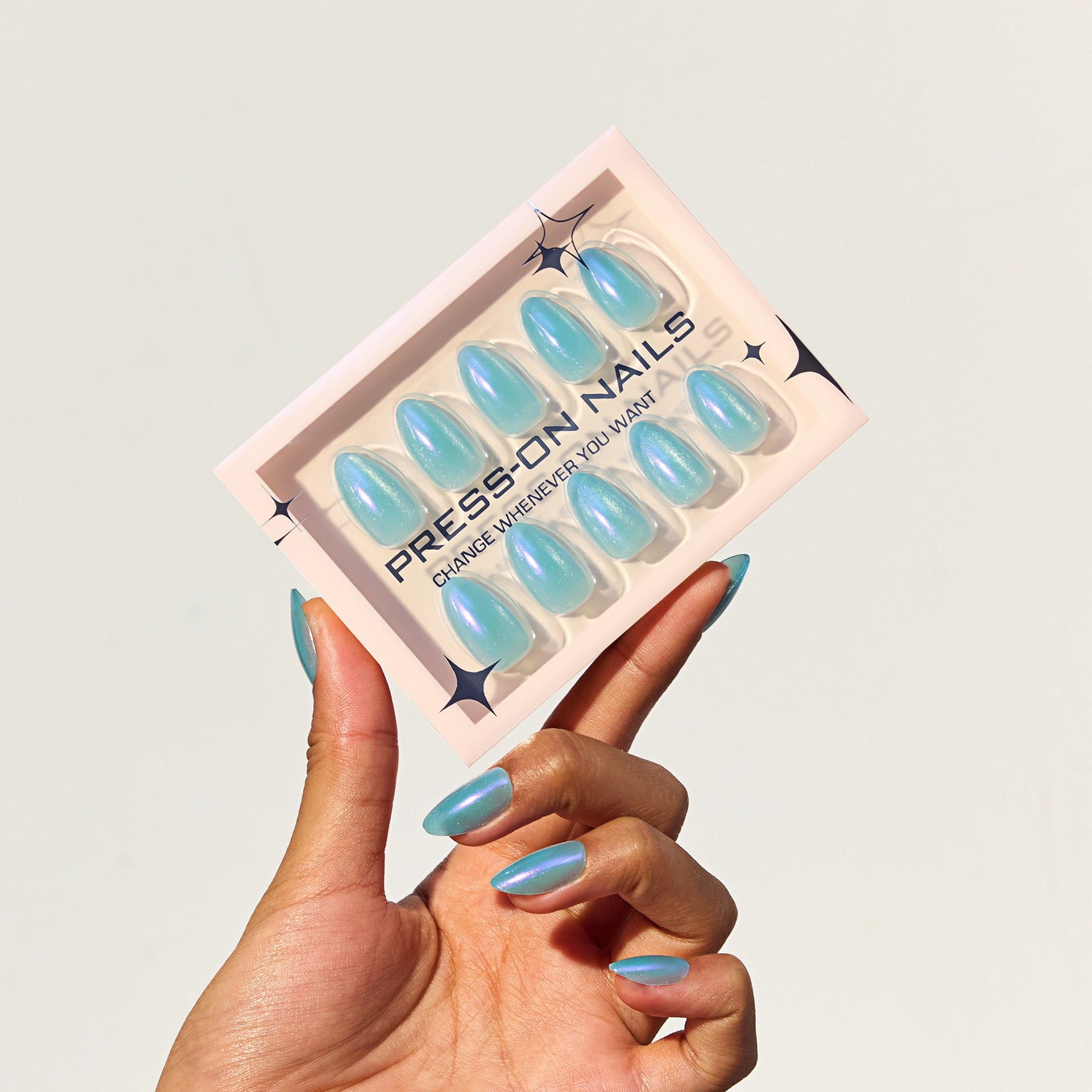 faux ongles press on nails turquoise irisé ongles amande nail art printemps tendance inspiré tendances 2025 réutilisable sans UV