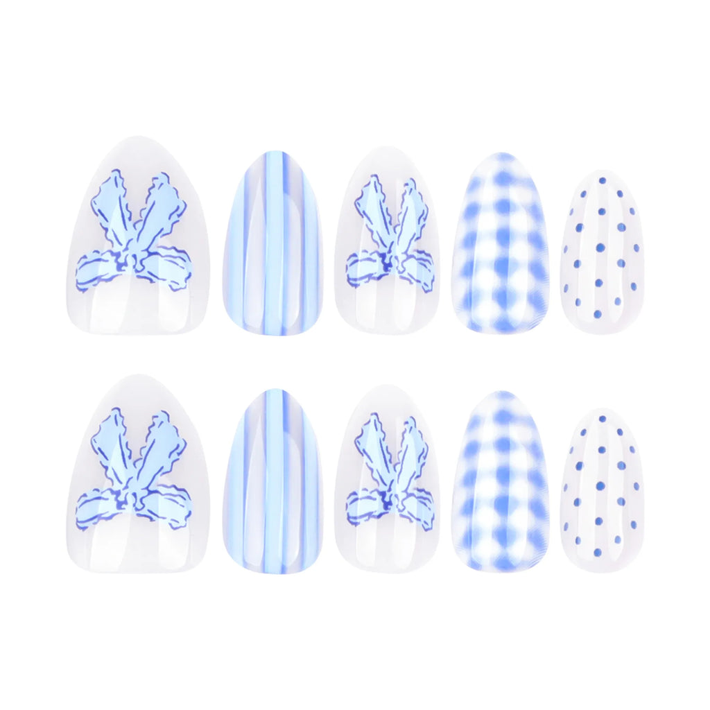press on nails bleu ciel blanc motif floral tendance