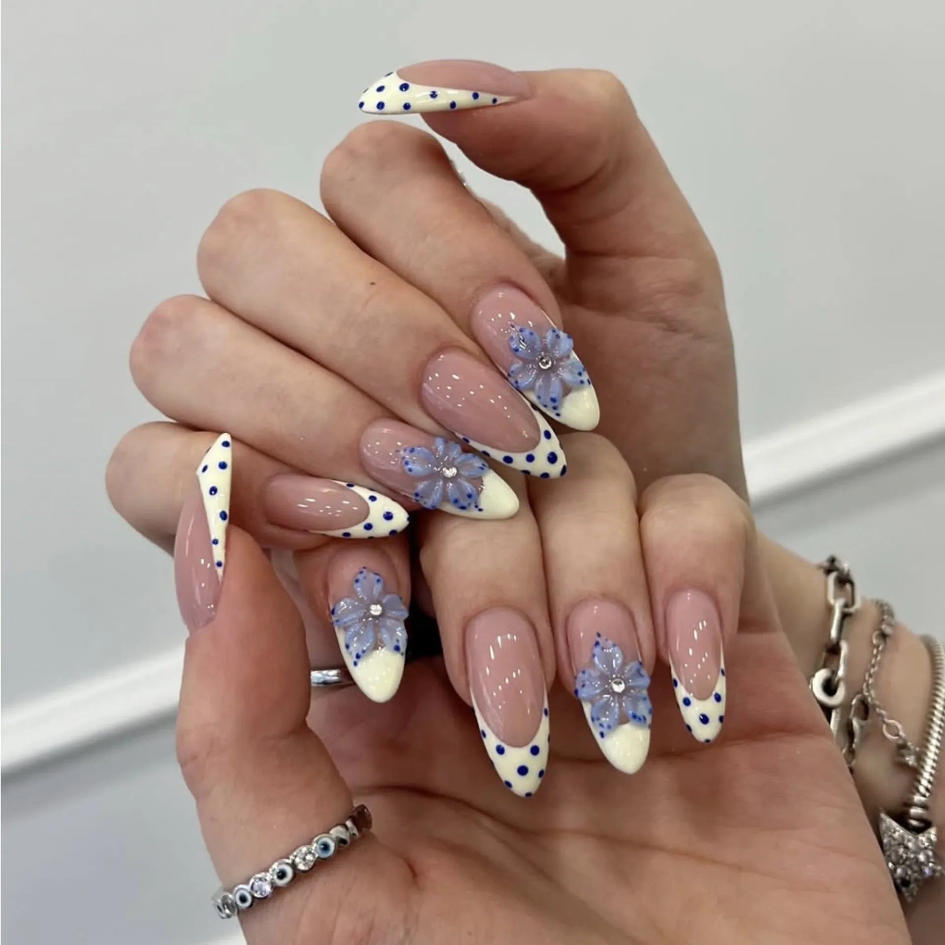 faux ongles french manucure pois bleus fleurs 3d