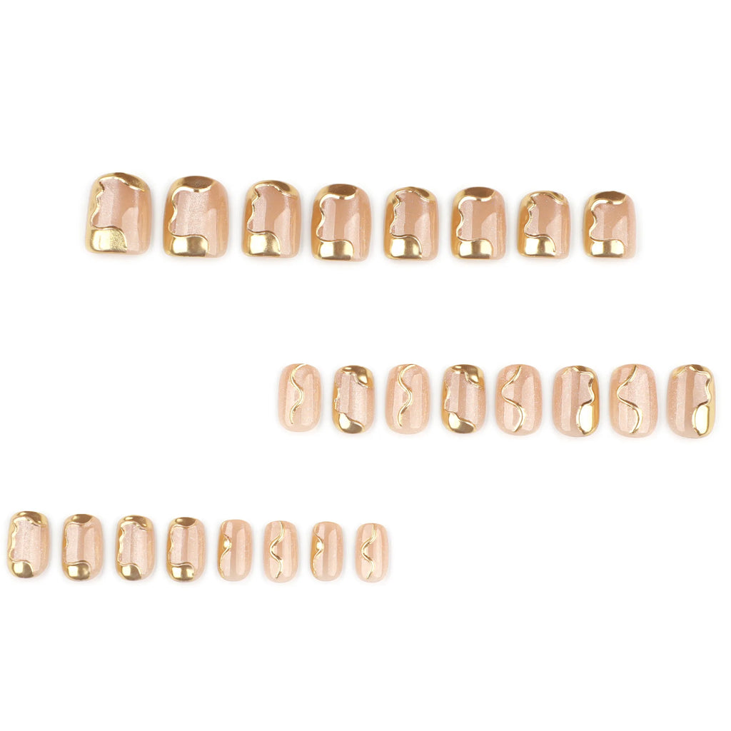 ongles courts nude champagne avec nail art doré tendance