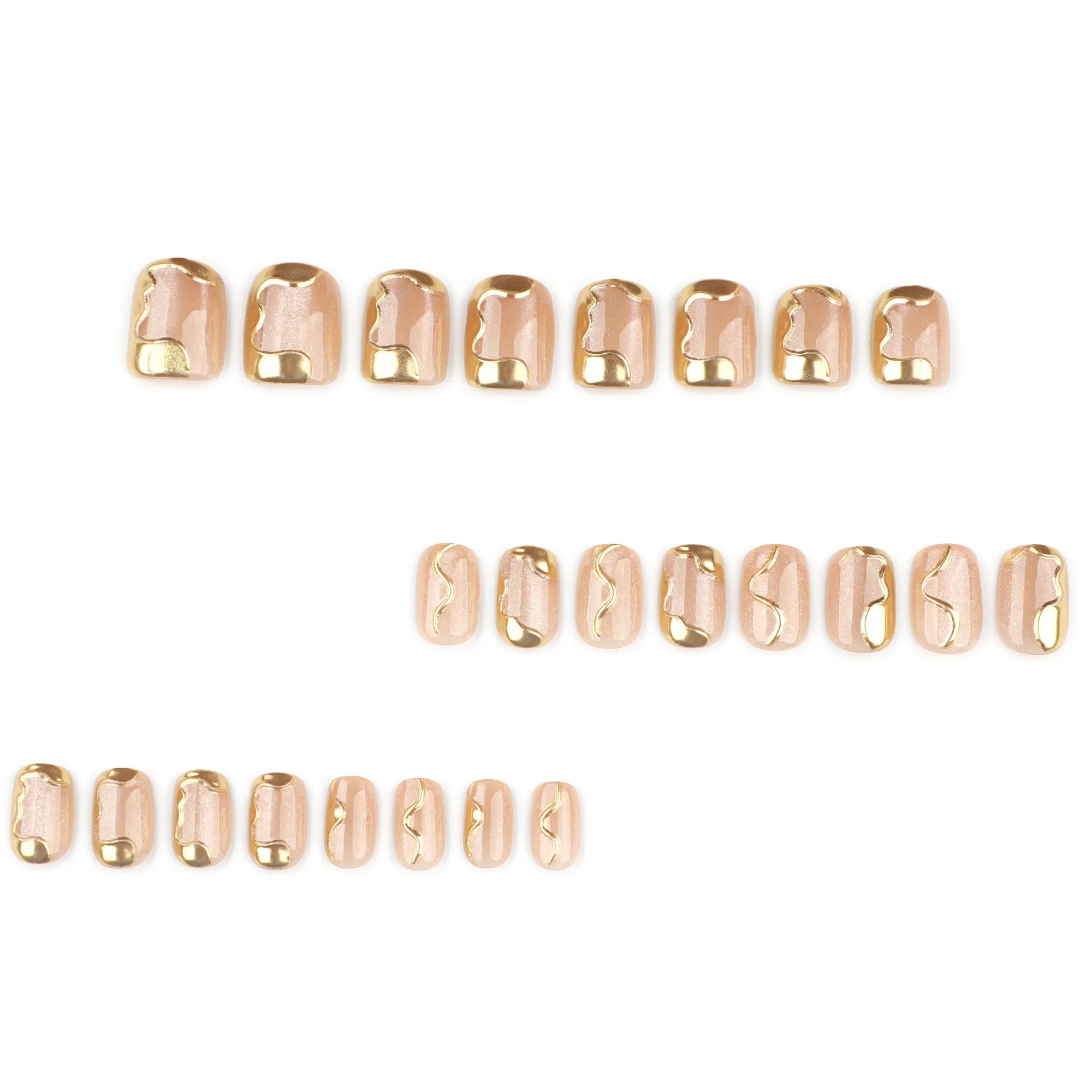 ongles courts nude champagne avec nail art doré tendance