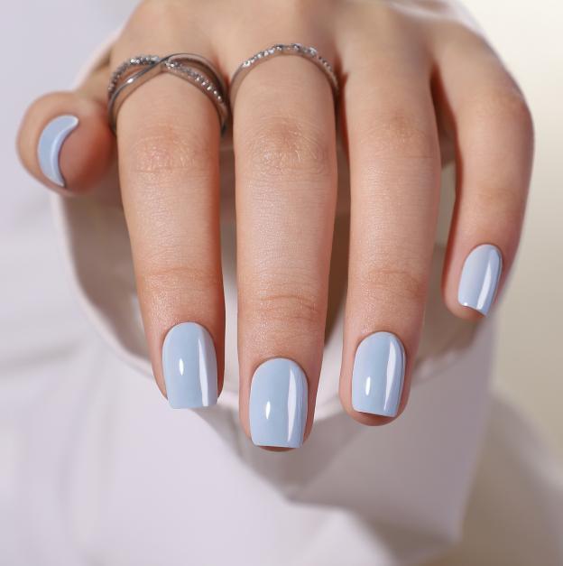 faux ongles bleu ciel pastel manucure tendance carre court